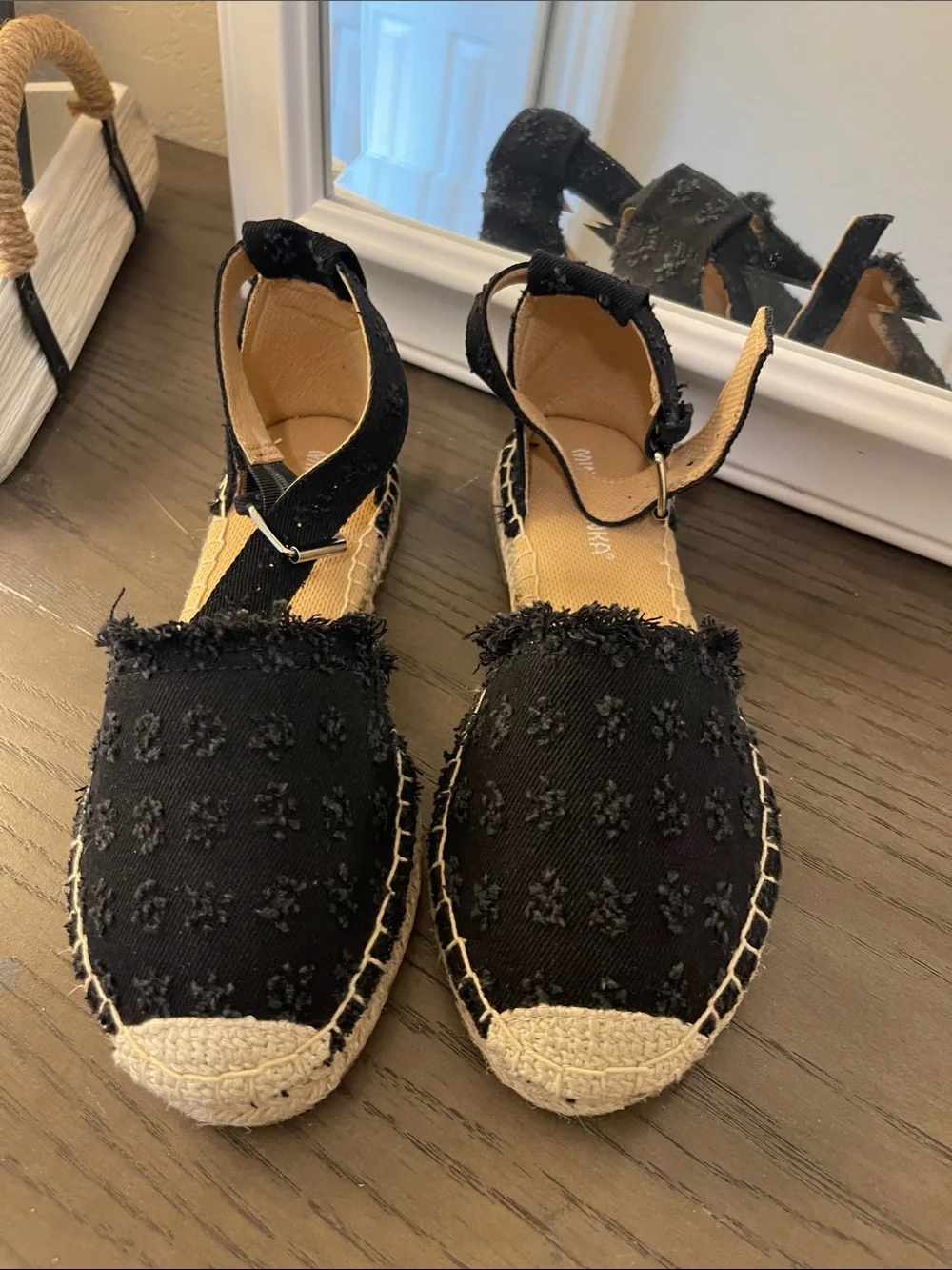 Women’s Minnetonka Black Espadrille Sandals - Classic Summer Style size 6